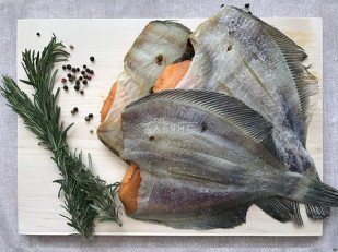 Икра макроруса вяленая: Камбала камчатская вяленая с икрой